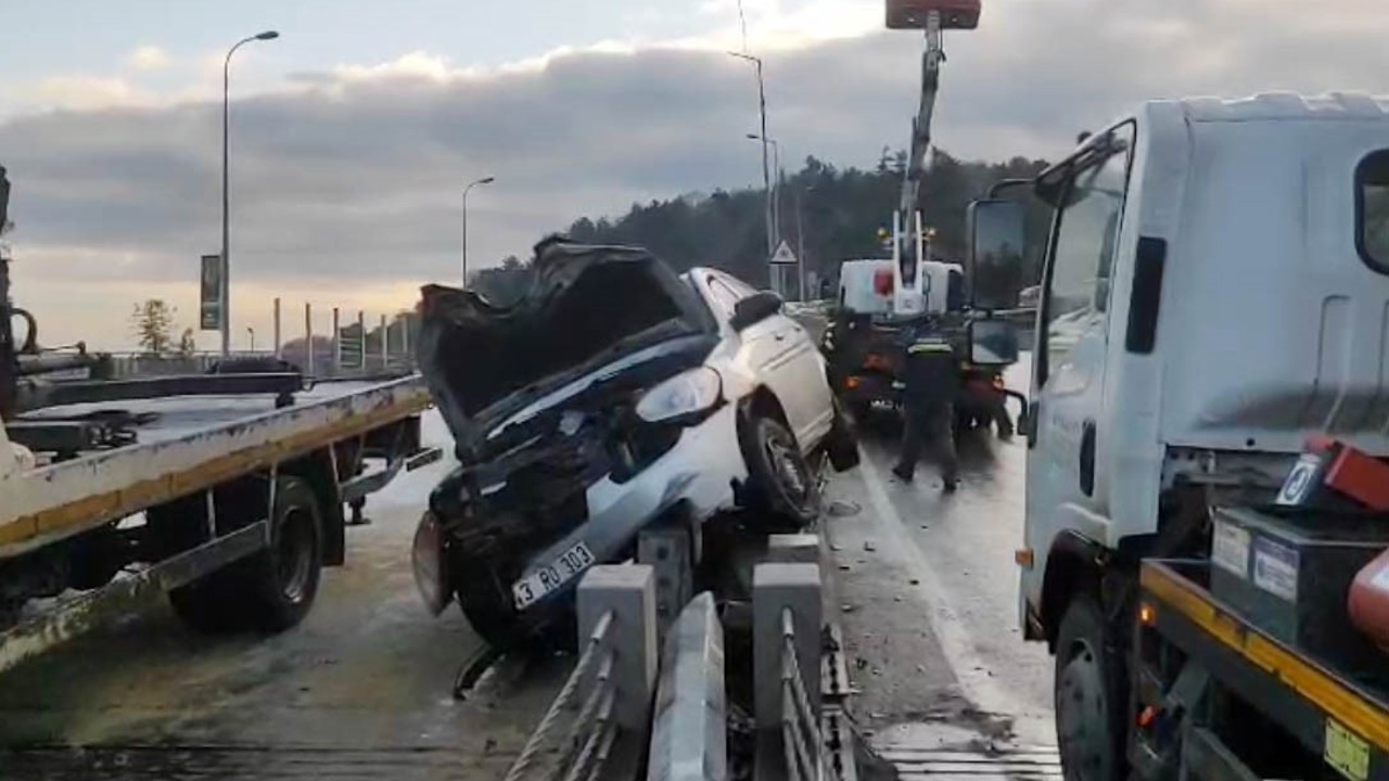 Sarıyer’de otomobil aydınlatma direğine çarptı
