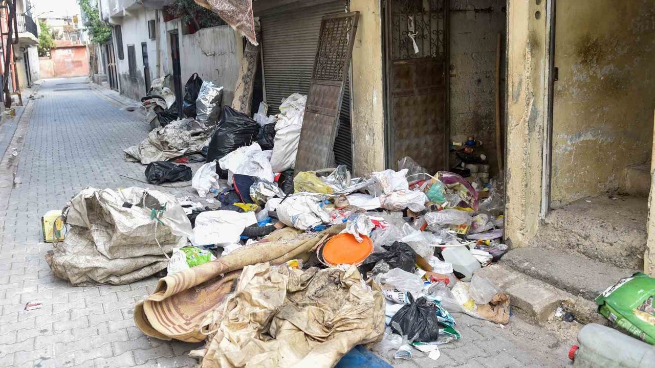 Adana’da çöp ev temizlendi
