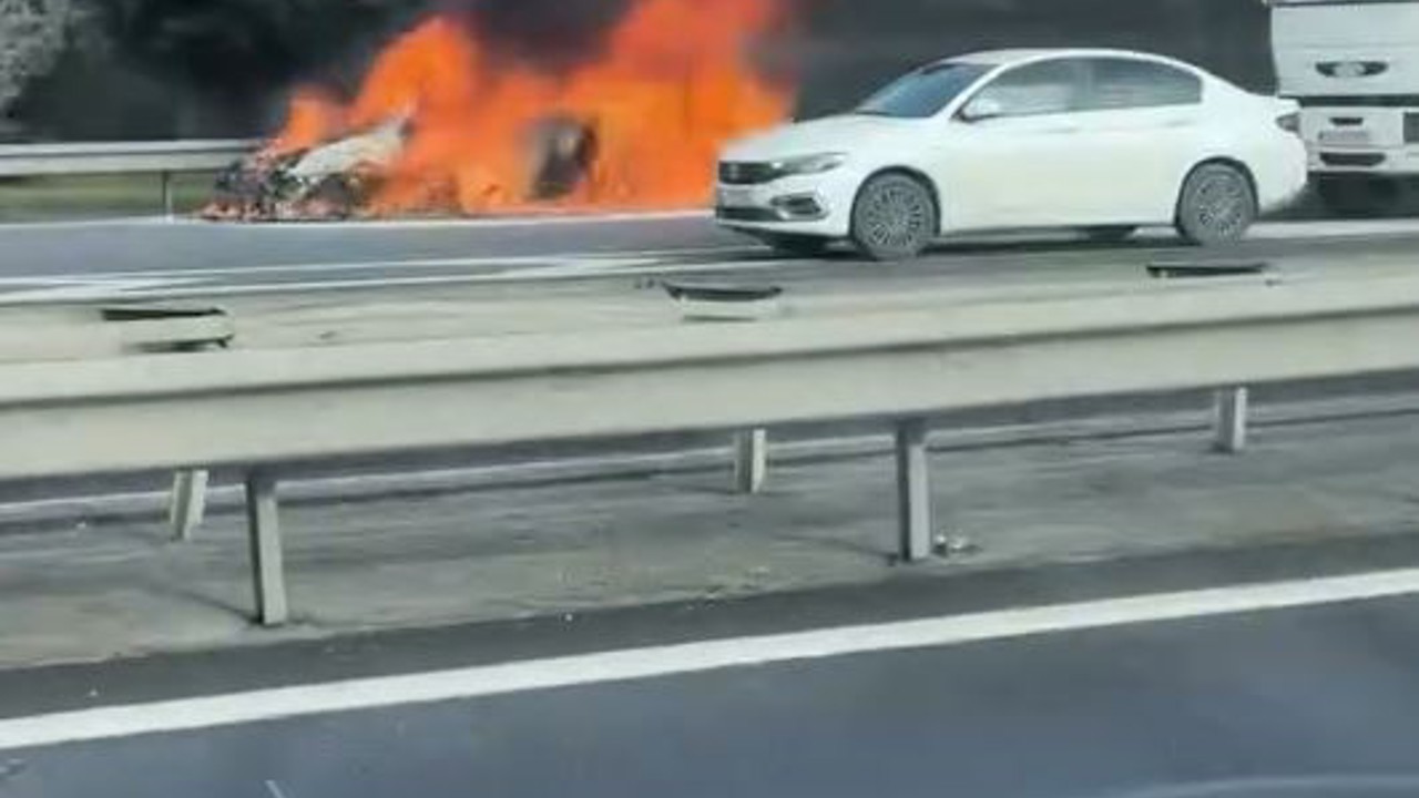 Avcılar’da seyir halindeki araç alev alev yandı
