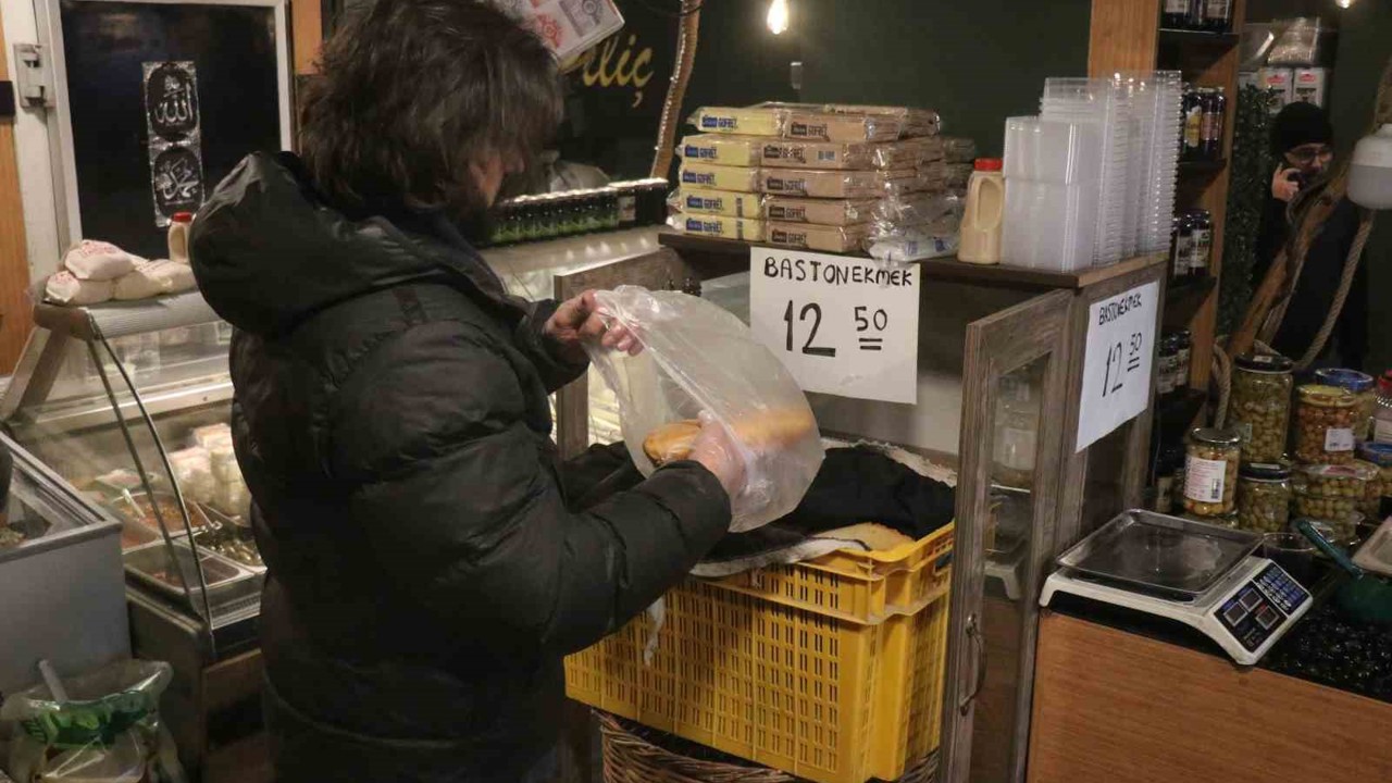 Bayat ekmek fiyatına sıcak ekmek: Mahalle esnafından emsal davranış
