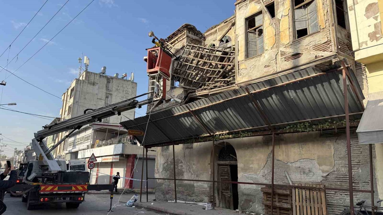 Tarihi binanın çatısı kısmen çöktü, ekipler çatıdaki tahtaları keserek önlem aldı
