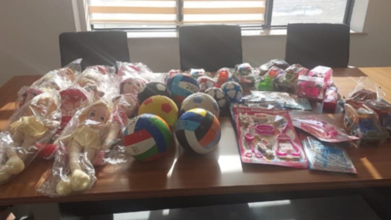 Sağlık çalışanlarından hasta çocuklara oyuncak sürprizi
