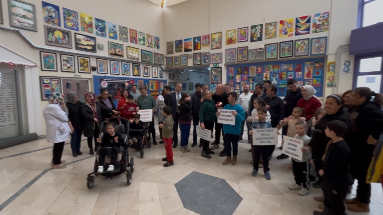 41 yıllık öğretmene alkışlı ve çiçekli veda
