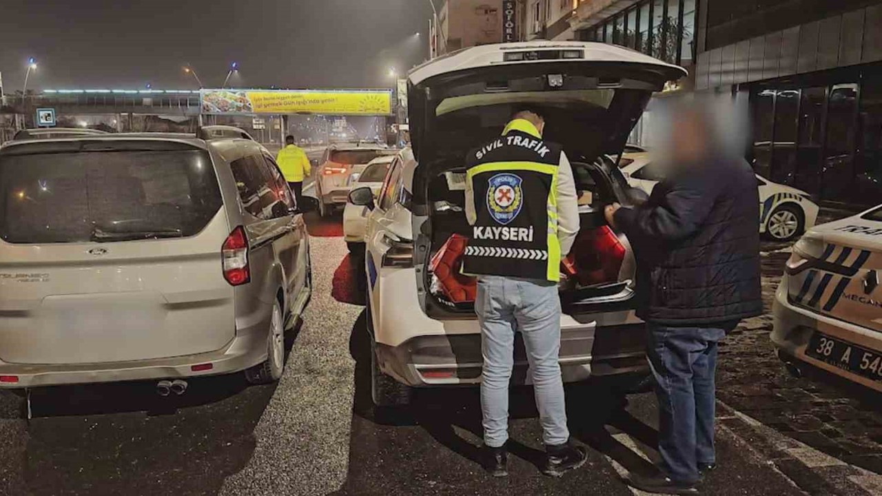 Kar üzerinde drift yapanlar polisten kaçamadı
