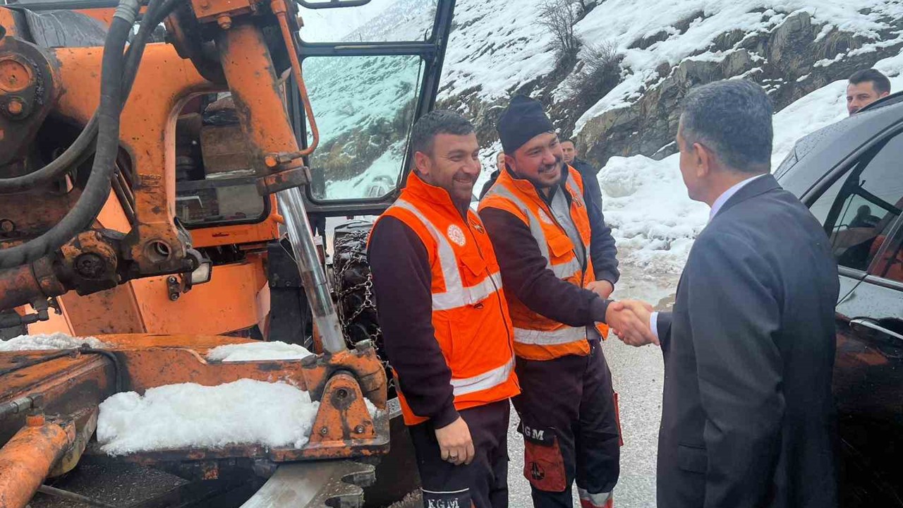 Vali Ekici karla mücadele çalışmalarını denetledi
