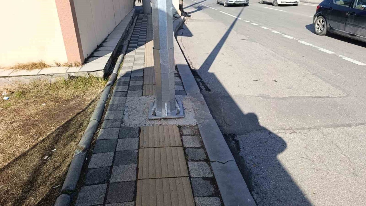 Kaldırımdaki engelli yolu üzerine direk diktiler
