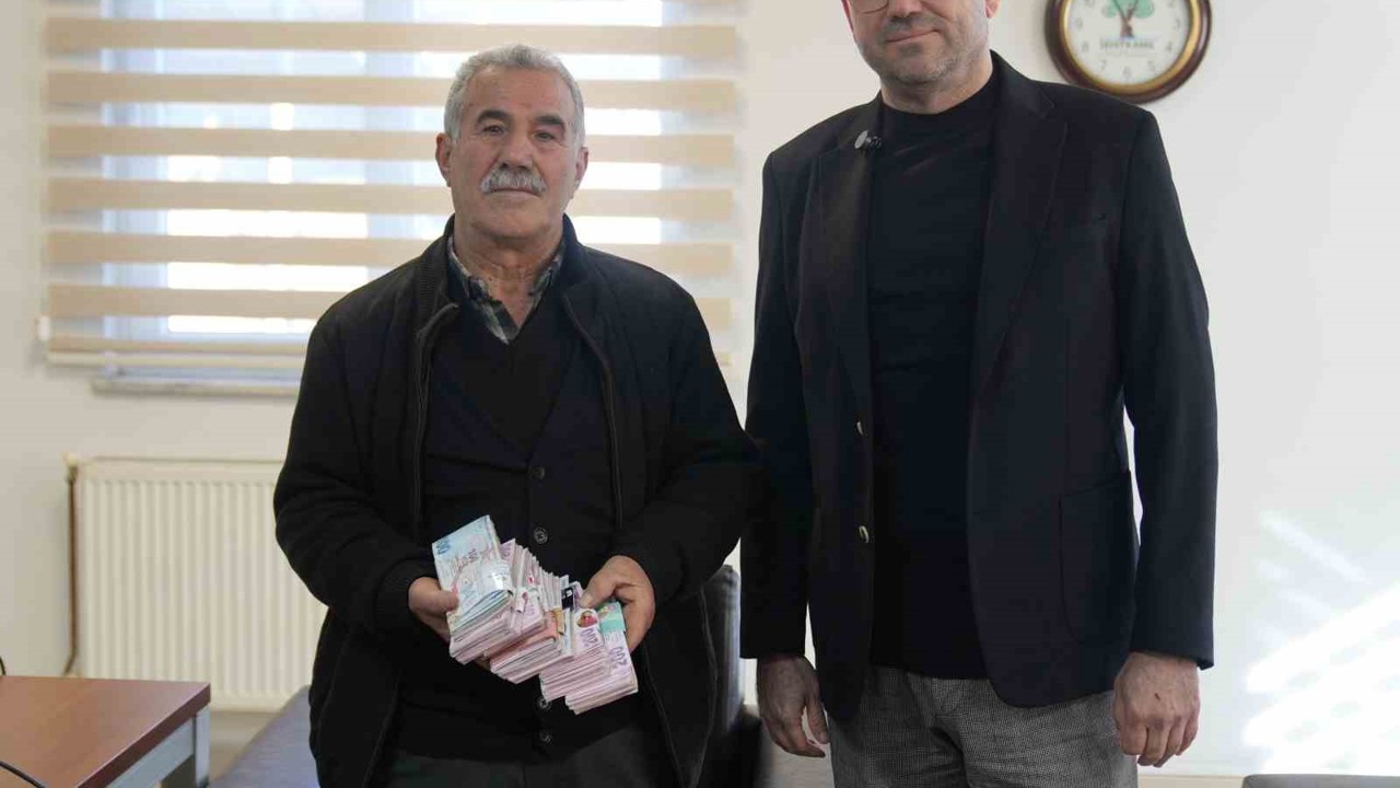 Para poşetini çöpe attı, çöp poşetiyle bankaya gitti
