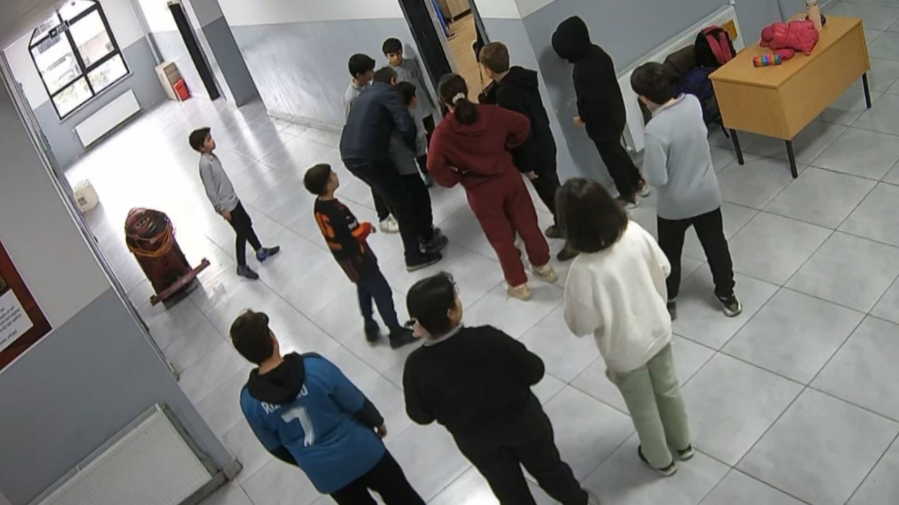 Nefes borusuna ekmek kaçan öğrencisini heimlich manevrasıyla kurtardı
