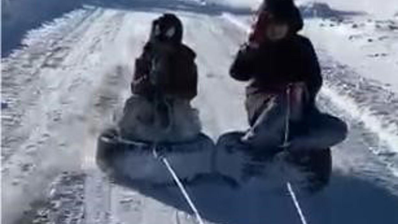 Lastiği kızak yapıp araçla çektiler: Çocukların kar eğlencesi kameralara yansıdı
