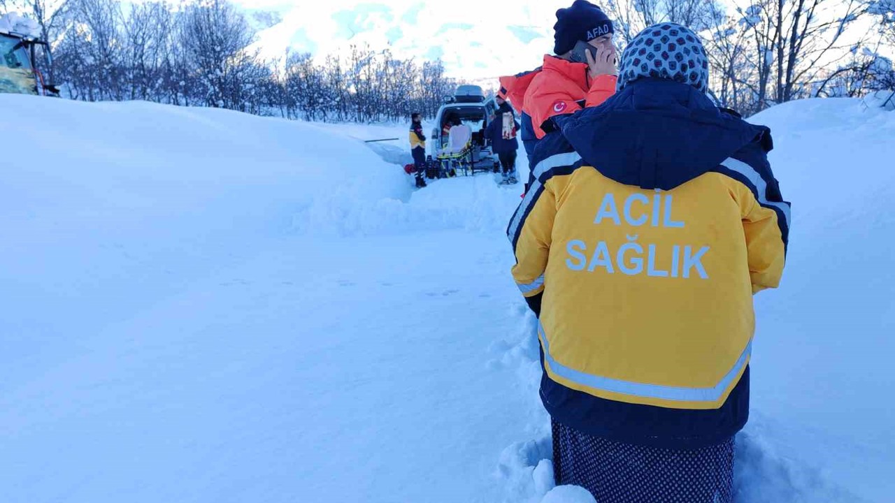 Tunceli’de ekipler karda 1 buçuk kilometre yürüyerek hastaya ulaştı
