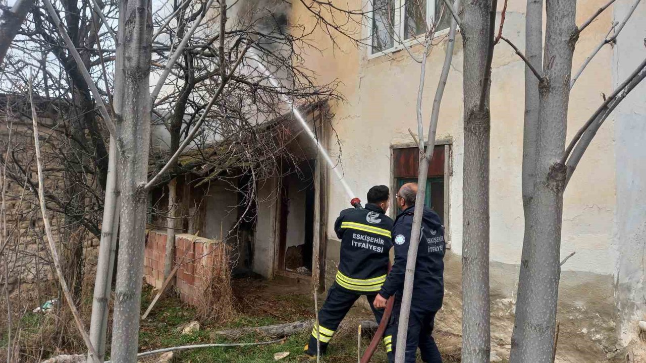Günyüzü ilçesindeki yangında ev kullanılamaz hale geldi

