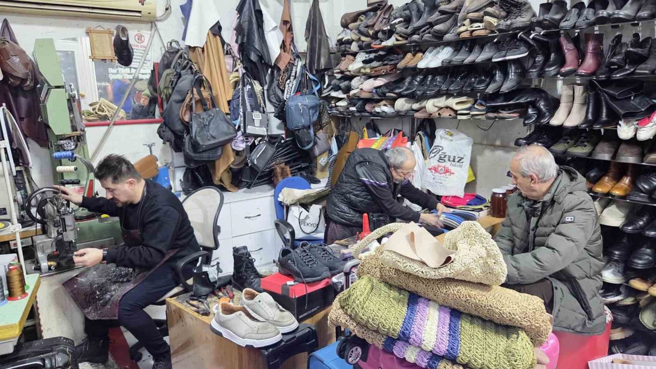 Kara kış ayakkabı tamircilerini ısıttı

