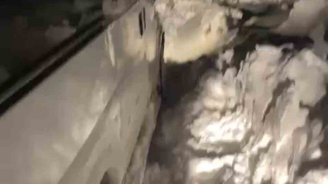 Kar nedeniyle yolda kalan araçlar, lastik iziyle kurtuldu
