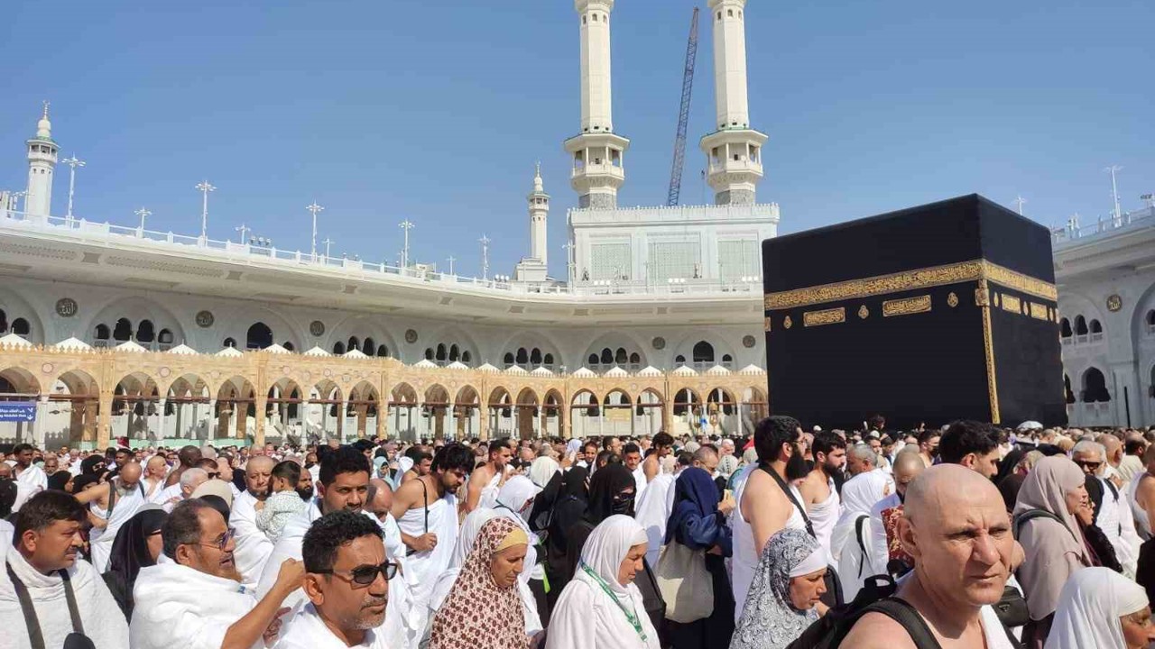 Miraç Kandilinde Kâbe’de mahşerî kalabalık
