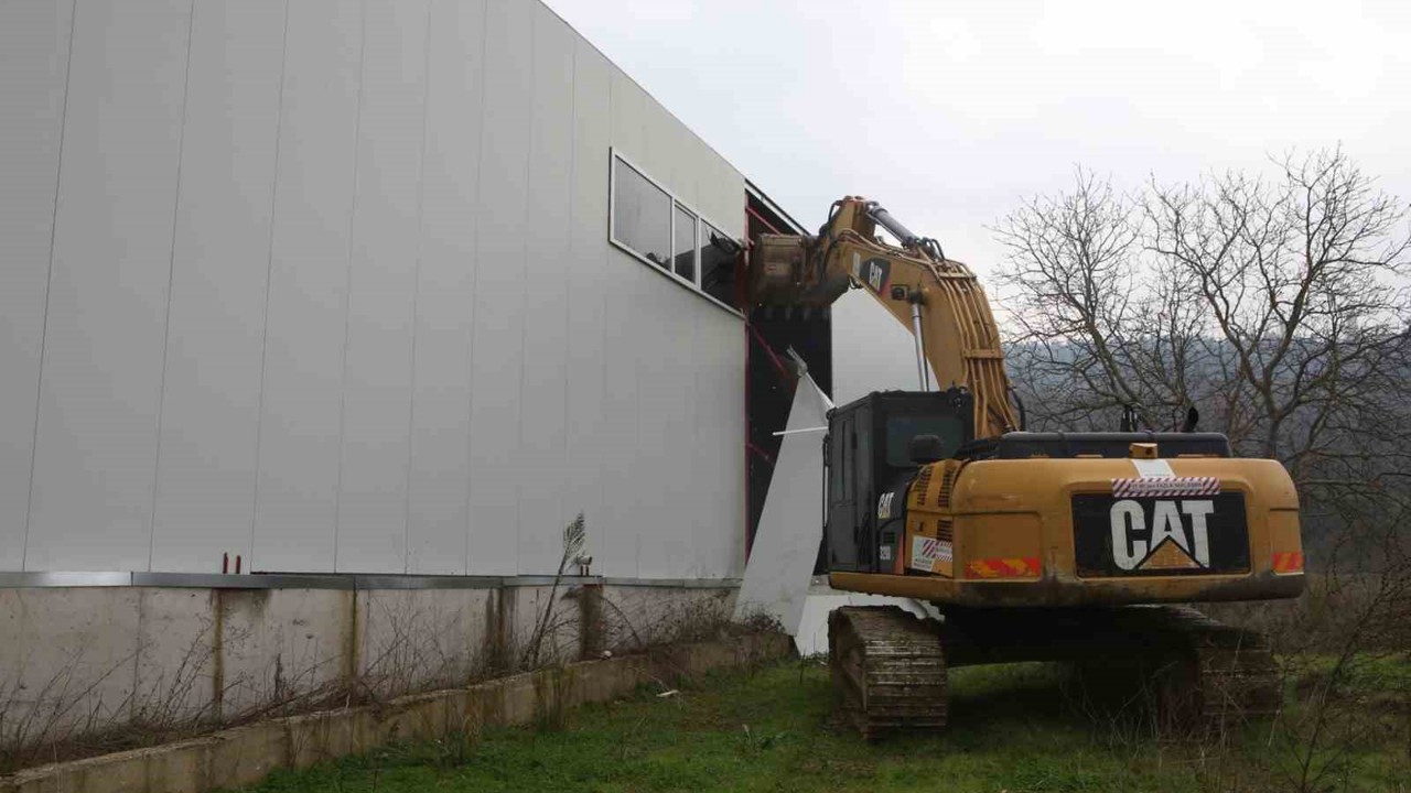 Nilüfer’de iki kaçak iş yeri yıkıldı
