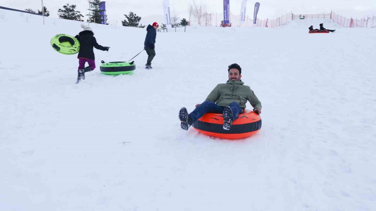 Atatürk Üniversitesi’nde kış coşkusu kampüse taşındı: Atakışpark öğrenci merkezi sezonu açtı
