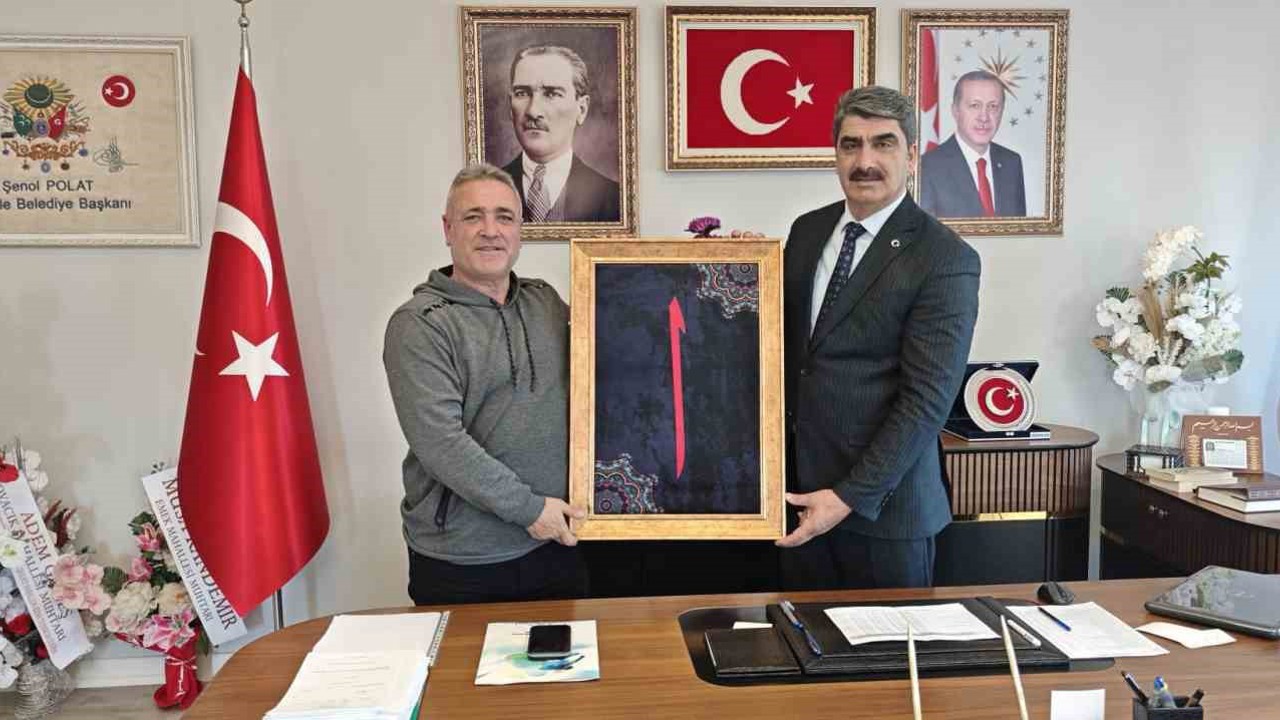 Başkan Polat’tan İHA muhabiri Dilsiz’e anlamlı hediye
