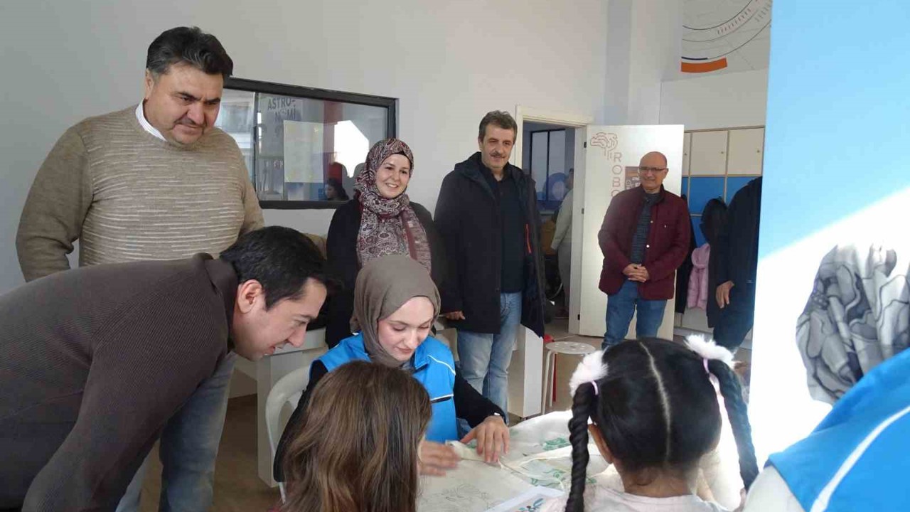 Minik eller aileleriyle birlikte üretti
