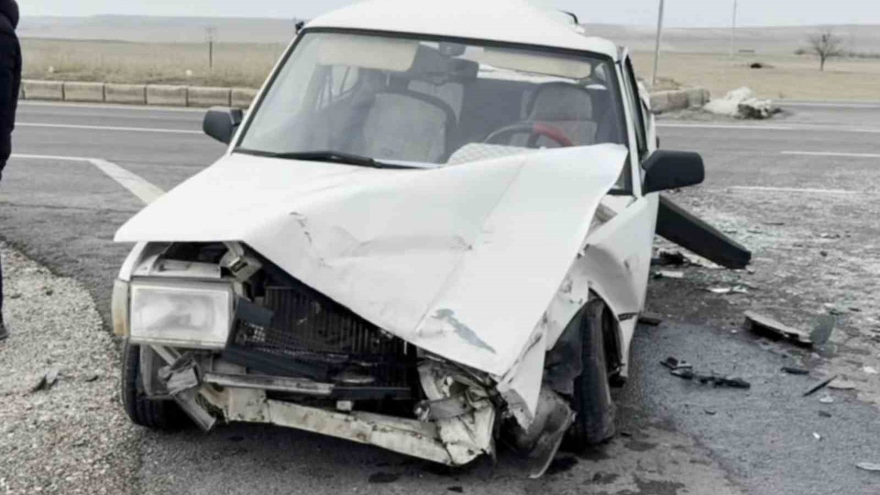 Tır ile otomobil çarpıştı: 2’si bebek 5 yaralı
