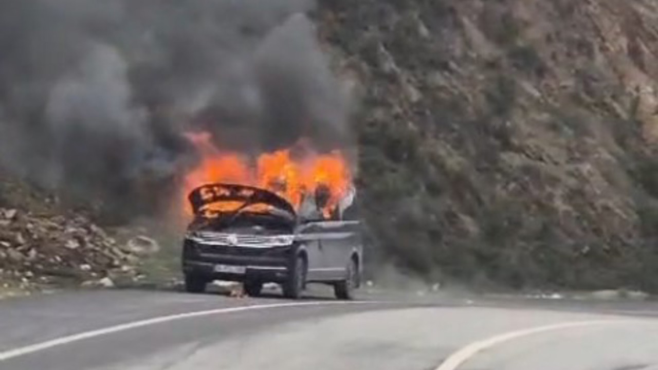 Eyüpsultan’da seyir halindeki araç alevlere teslim oldu
