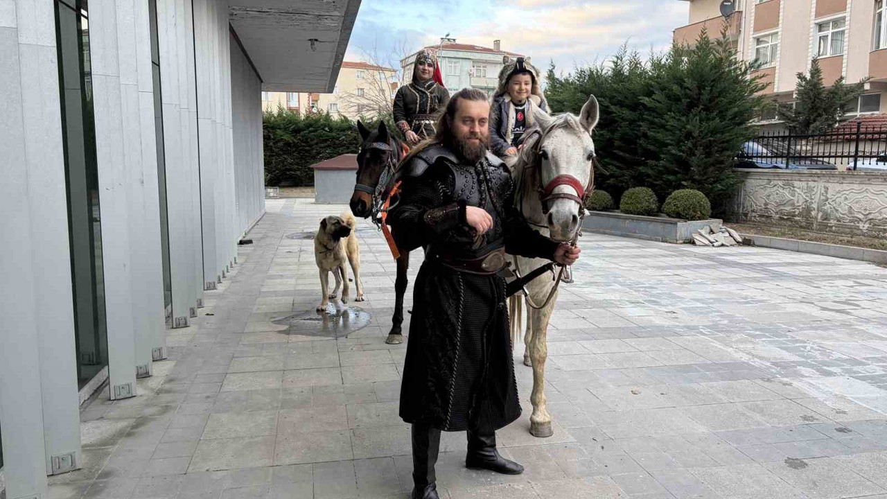 Atlarla geldiler: Film kostümüyle masal gibi nikah
