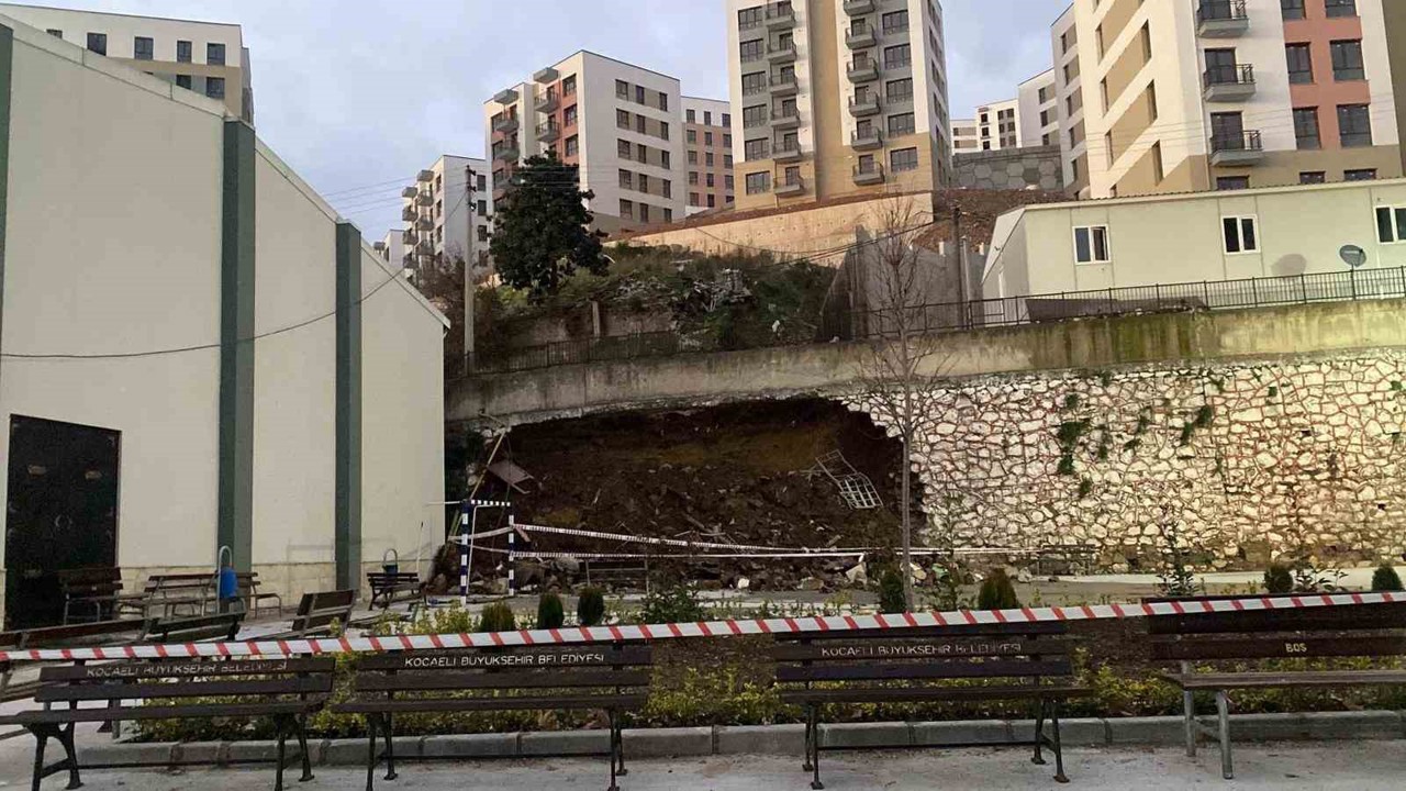 Kocaeli’de 10 metrelik istinat duvarı okul bahçesine devrildi
