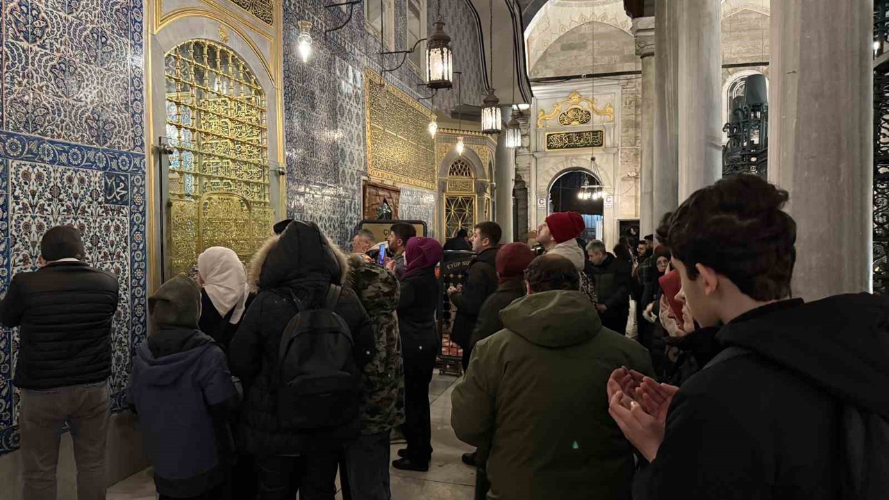 Miraç Kandili’nde vatandaşlar Eyüpsultan Camii’ne akın etti
