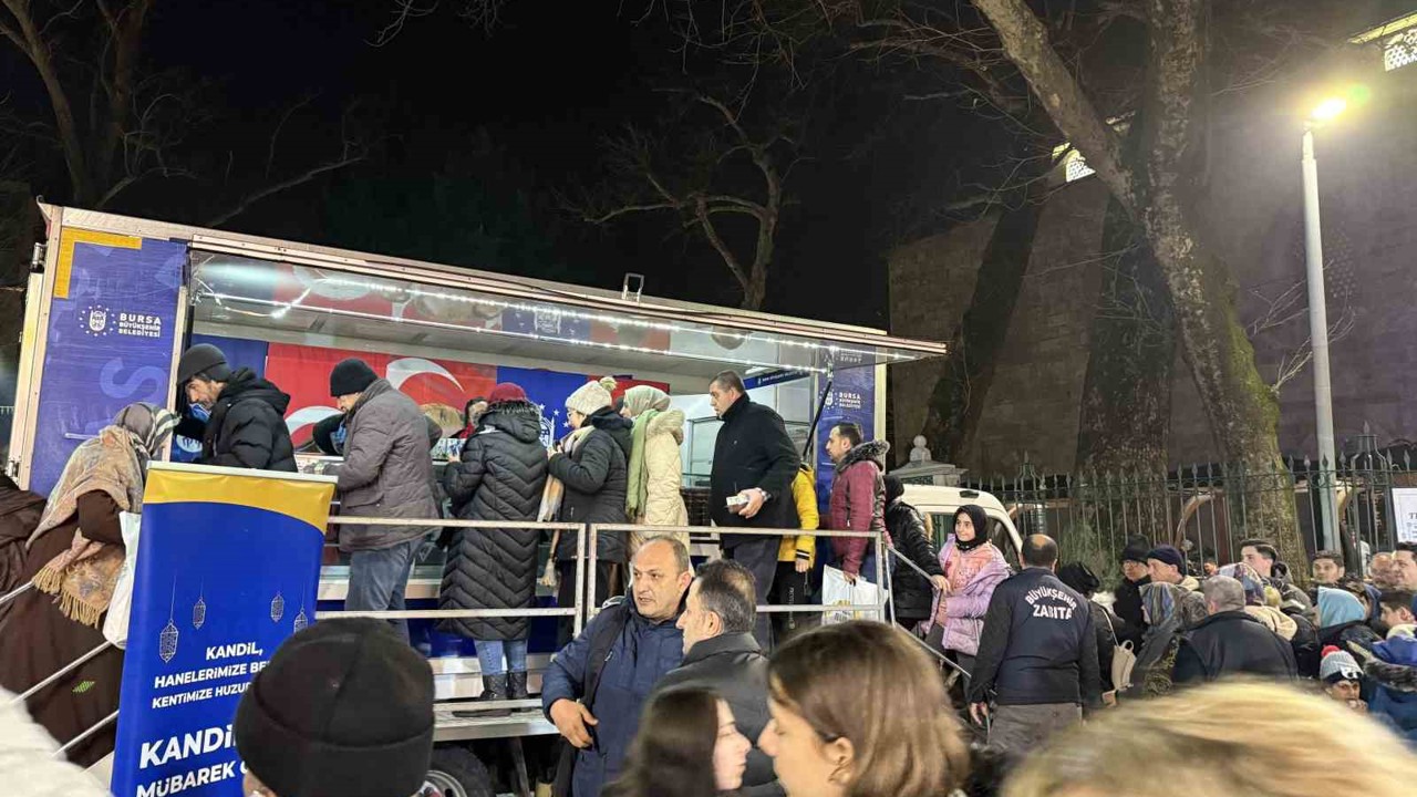 Bursalılar Miraç Kandili’nde Ulu Cami’ye akın etti
