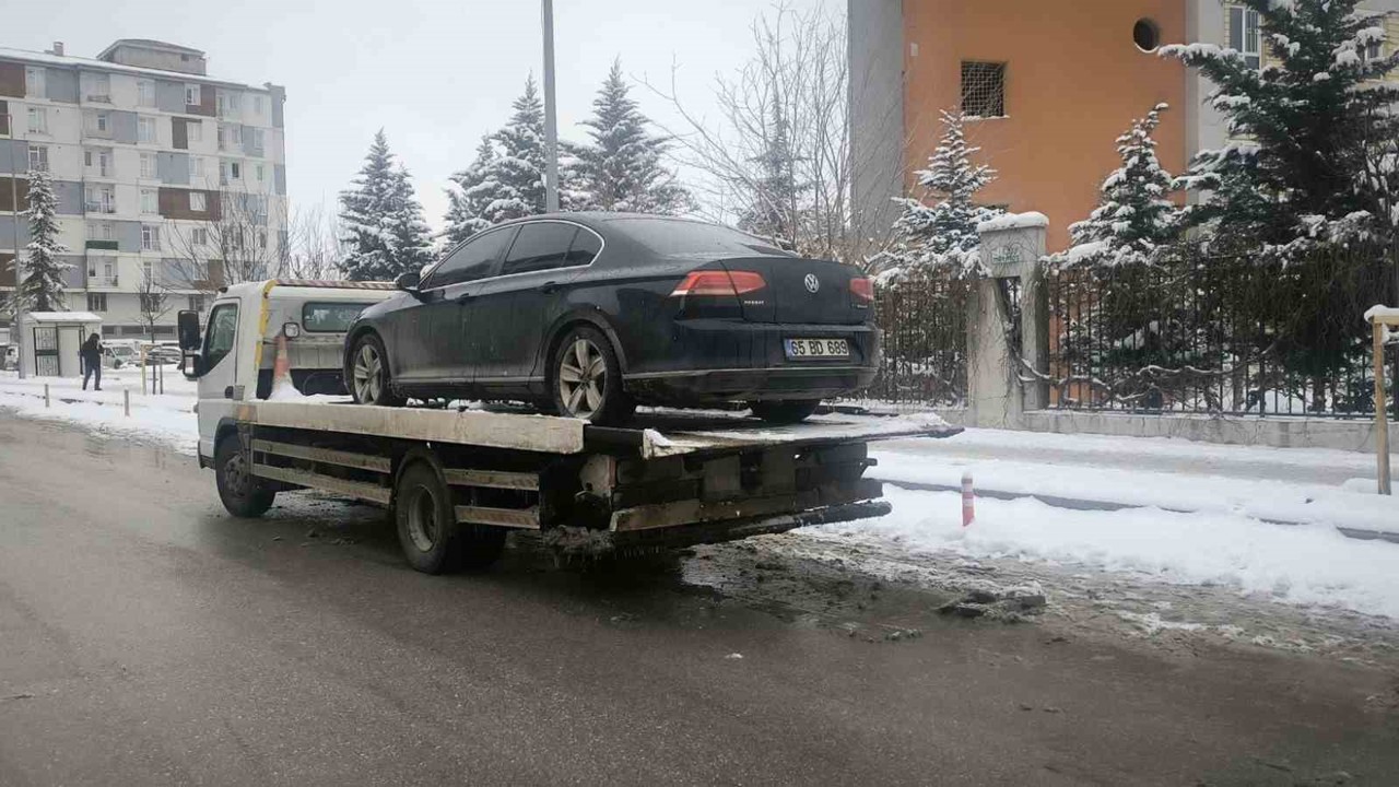 Van’da DEM Partili belediye başkanının resmi aracına haciz
