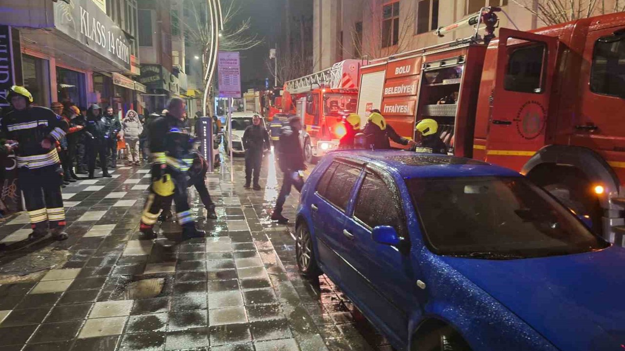 Bolu’da gece saatlerinde korkutan yangın: 2 kişi dumandan etkilendi
