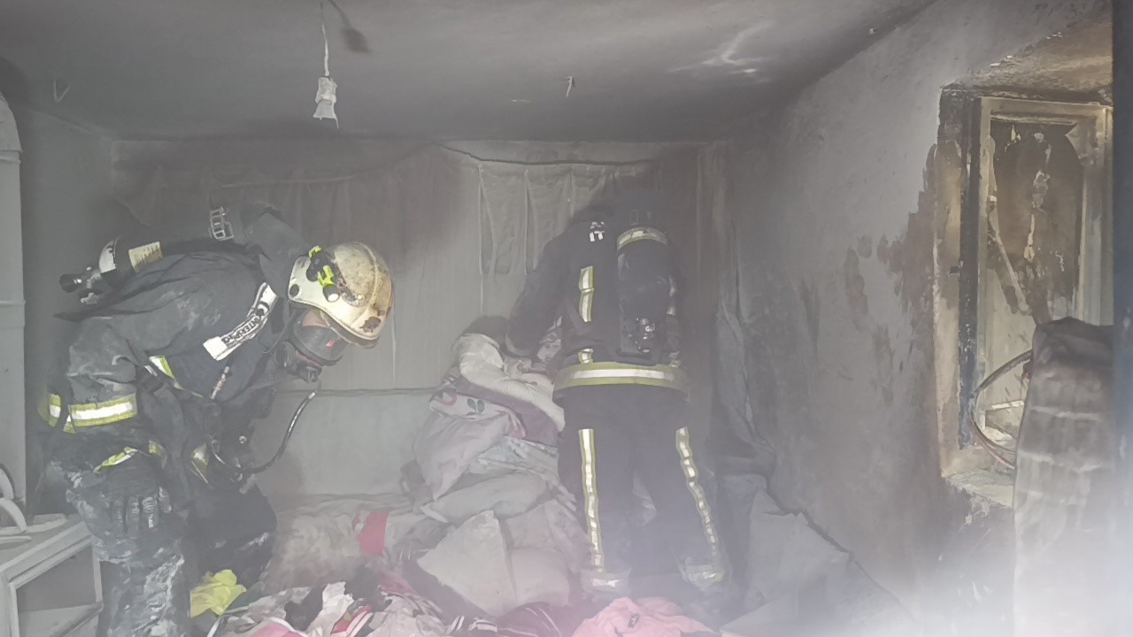 Antalya’da binanın bodrum katı çıkan yangında küle döndü
