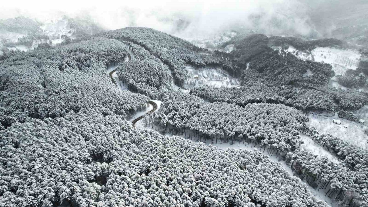 Beyaz örtüyle Uludağ’ın virajları görsel şölene dönüştü
