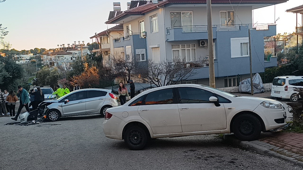 Manavgat’ta iki otomobil kavşakta çarpıştı: 2 yaralı
