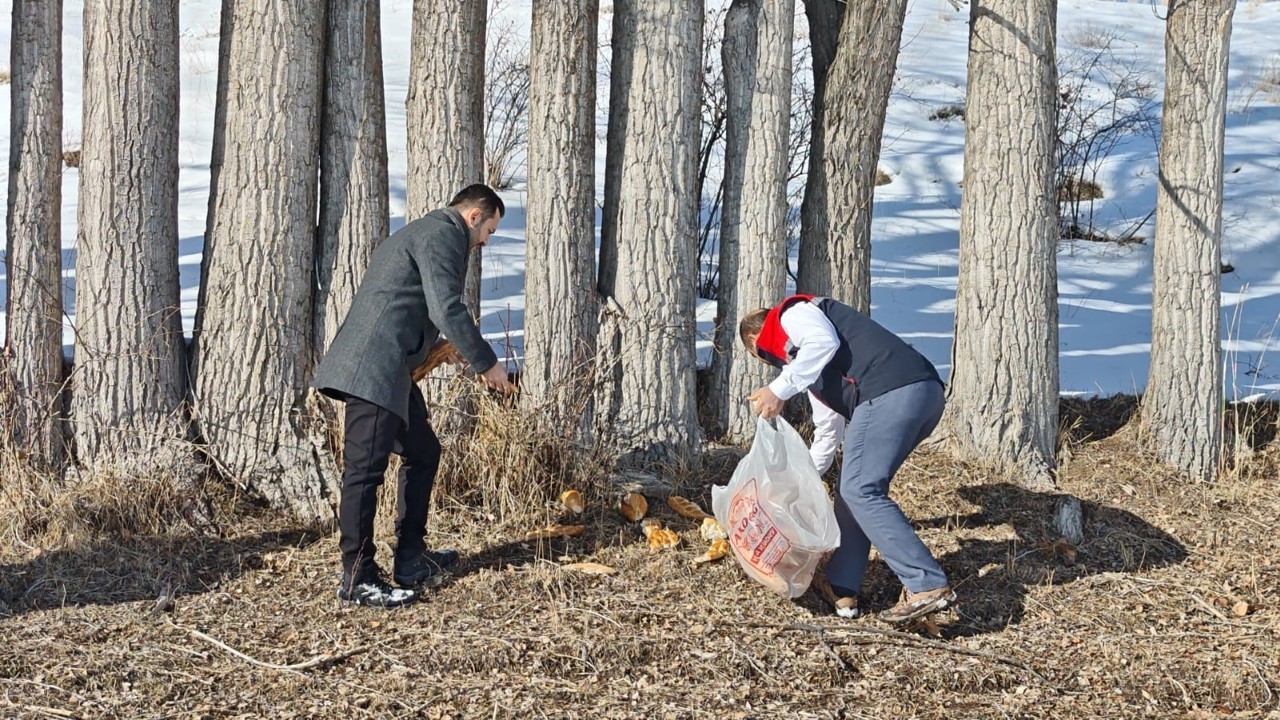 Aşkale’de yaban hayatı için doğaya yem bırakıldı
