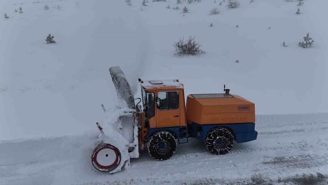 Elazığ’da kapalı 8 köy yolunda çalışmalar sürüyor

