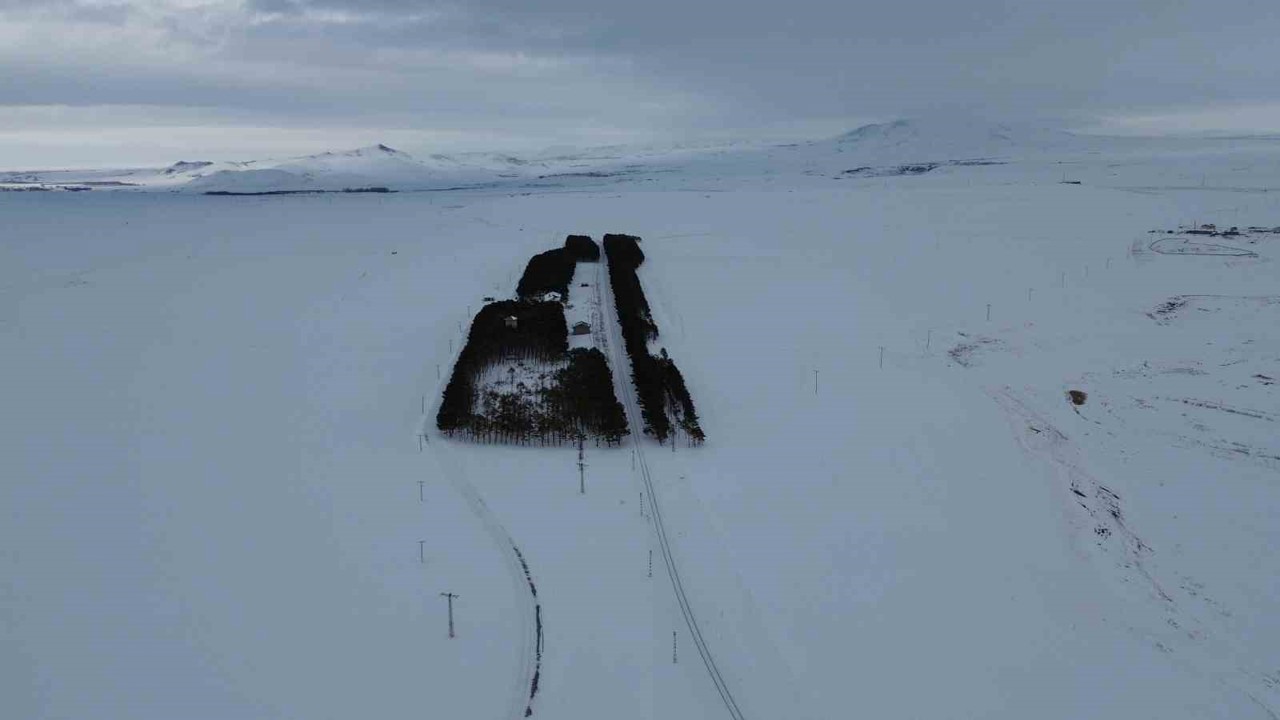 Kars’ta tarihi istasyonda kış masalı
