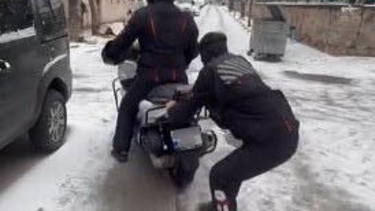 Kurye, buzlu zeminde kayarak eğlendi
