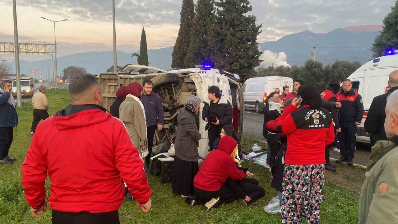 Portakal işçilerini taşıyan minibüs devrildi: 16 yaralı
