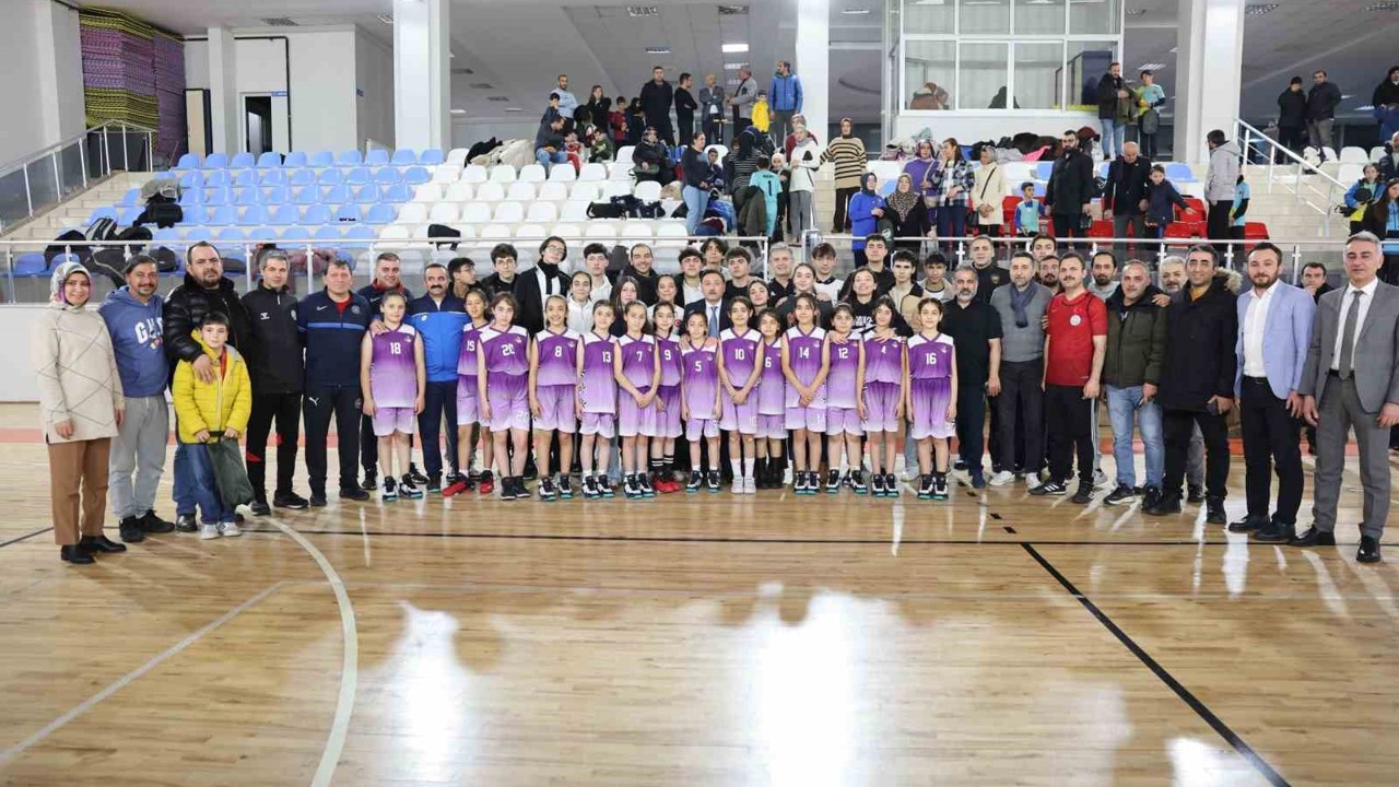 Şehir protokolü ile ERVA Sporcuları futbol maçında karşı karşıya geldi
