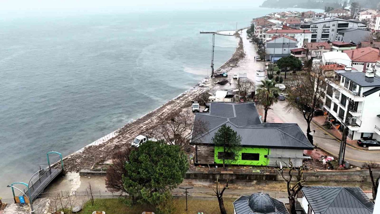Gölcük Ulaşlı sahilinde taşkınlara karşı dalgakıran çalışması
