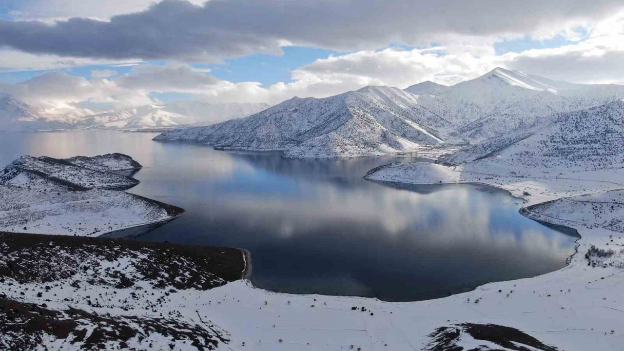 Van Gölü’nün masmavi suları karla buluştu
