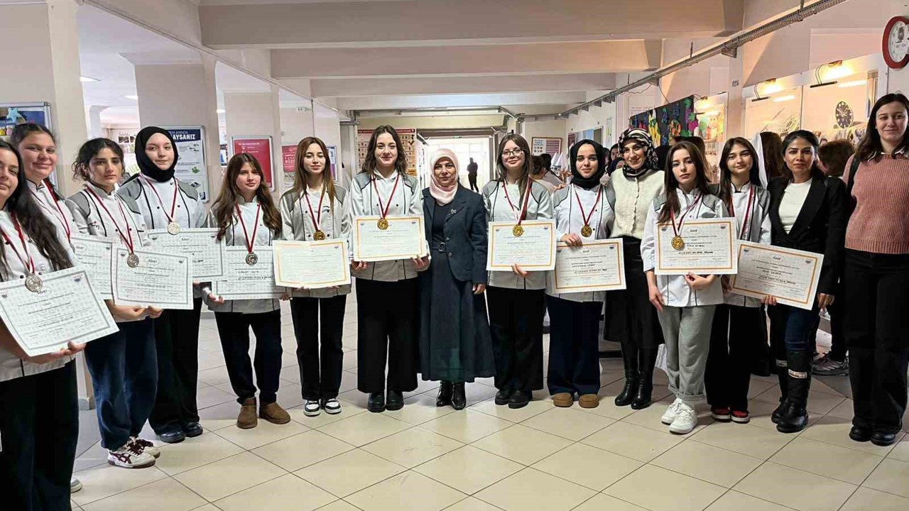 Kız öğrencilerden sağlıklı beslenme etkinliği
