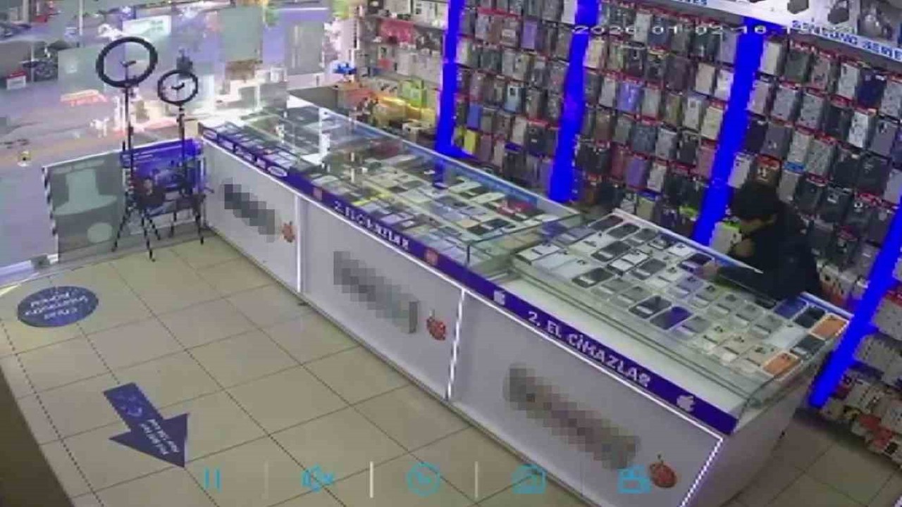 Pendik’te akılalmaz hırsızlık: kova ile dikkat dağıttılar, dükkan boşalınca telefonları çaldılar
