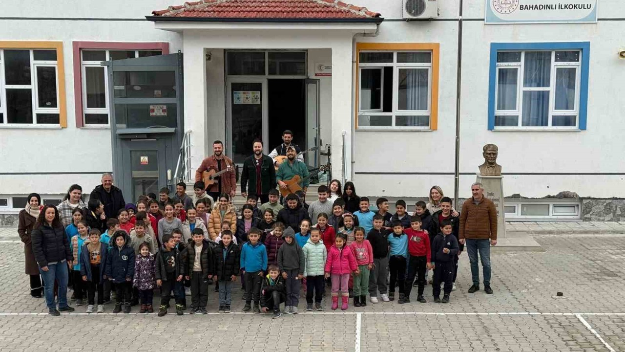 Burhaniye’de köy okullarındaki öğrencilere konser sürprizi
