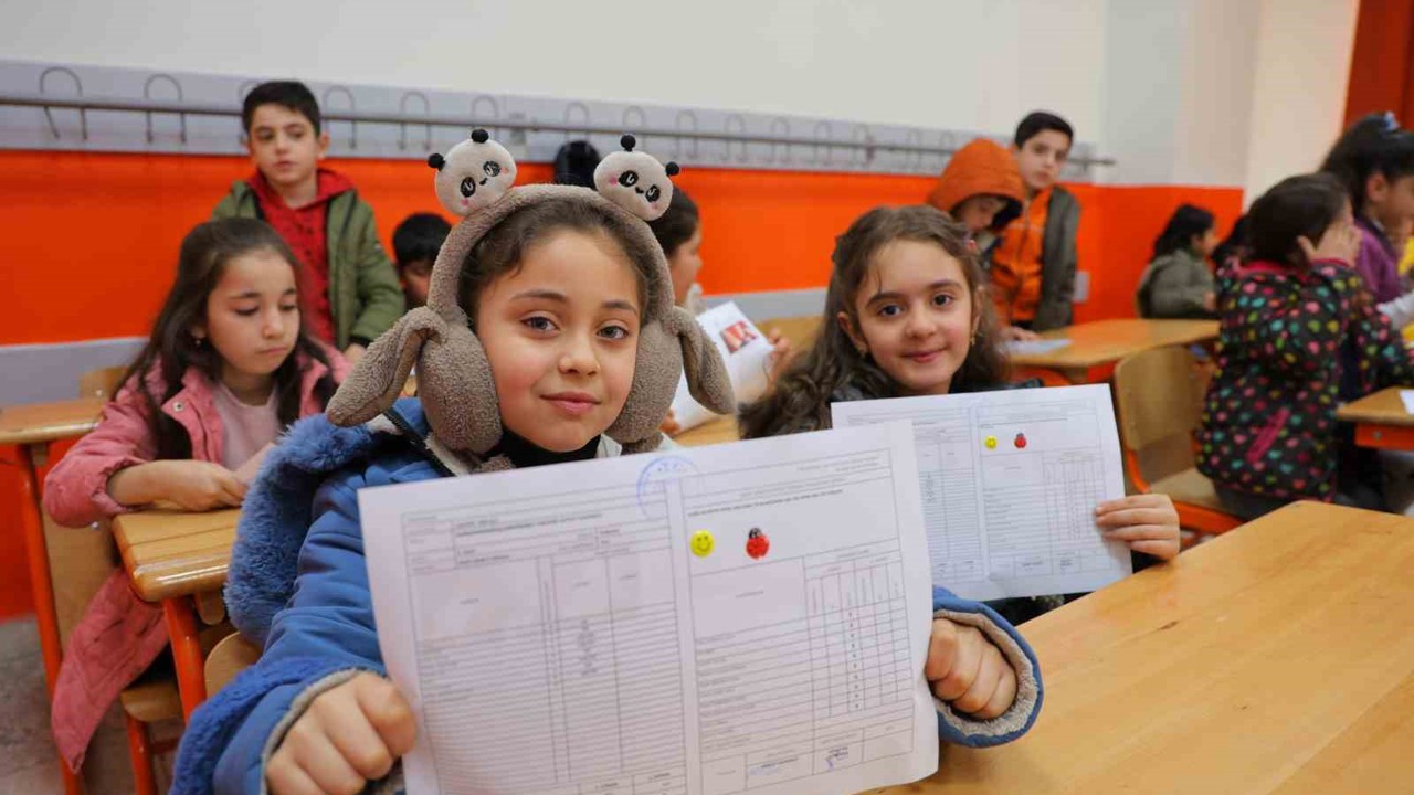 Deprem bölgesindeki Haydar Aliyev İlkokulu’nda karne heyecanı
