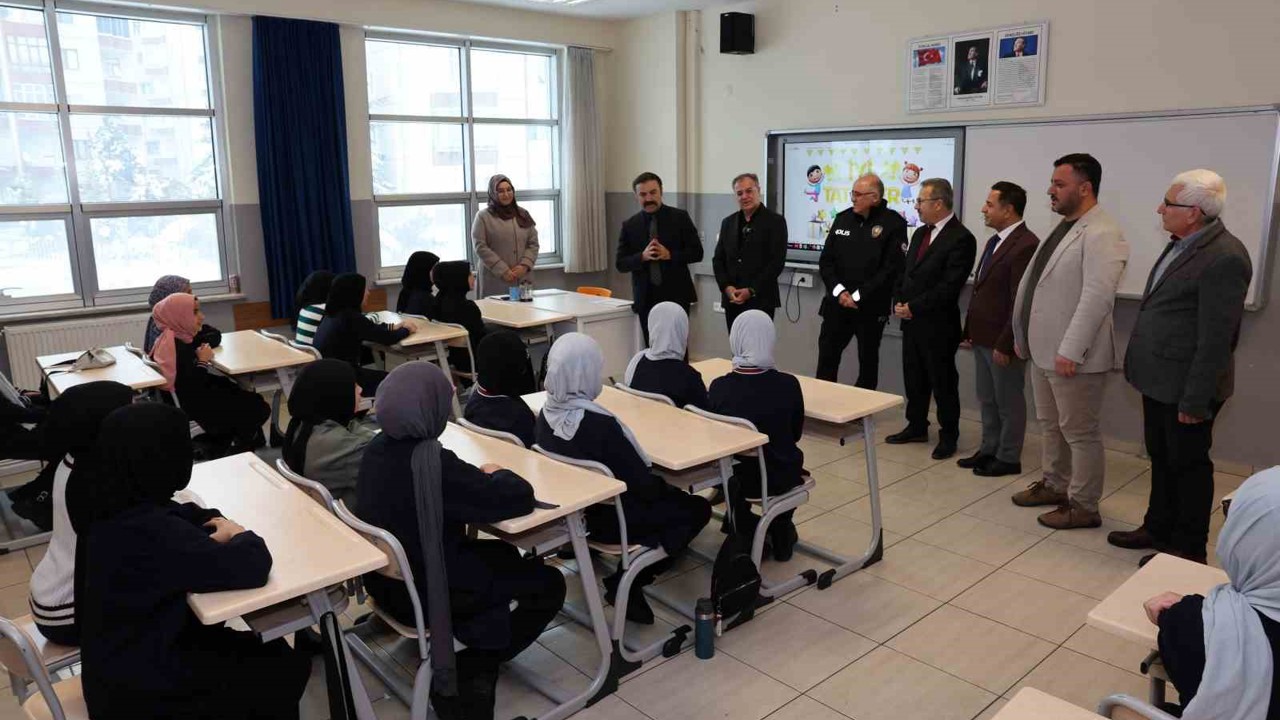 Başkan Özdoğan, öğrencilerin karne heyecanına ortak oldu
