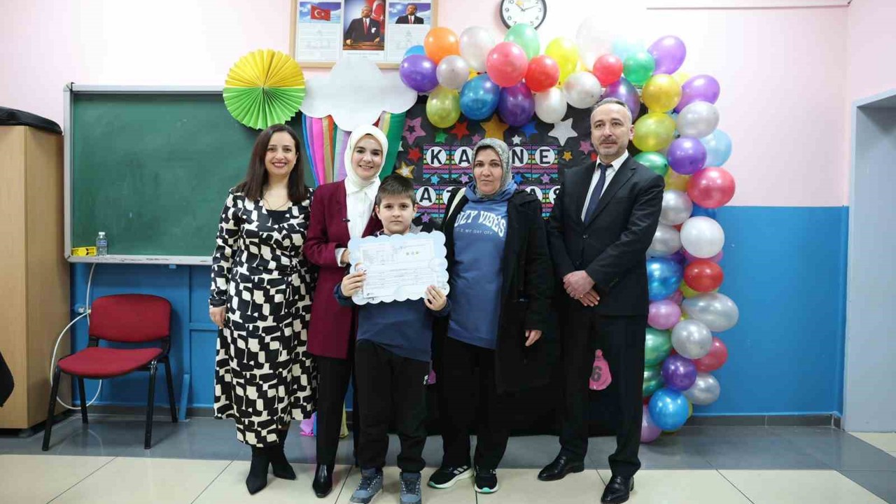 Şehidin oğlu ilk karnesini Bakan Göktaş’ın elinden aldı
