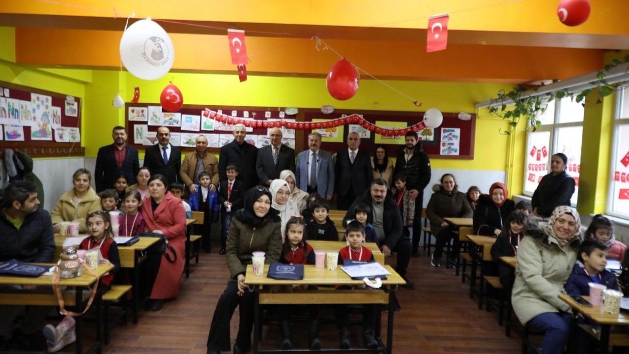 Başkan Palancıoğlu, yarıyıl tatiline çıkan öğrencilere karnelerini verdi
