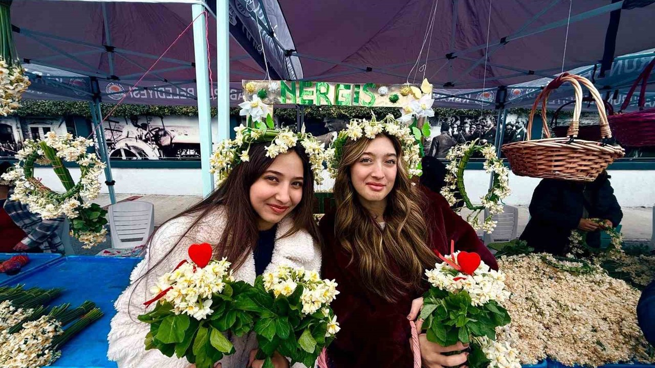 Karaburun’da mis kokulu nergis festivali
