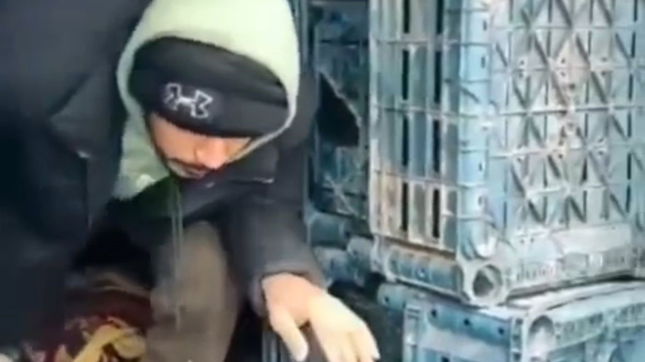 Düzce’de kamyon kasasında 14 düzensiz göçmen yakalandı
